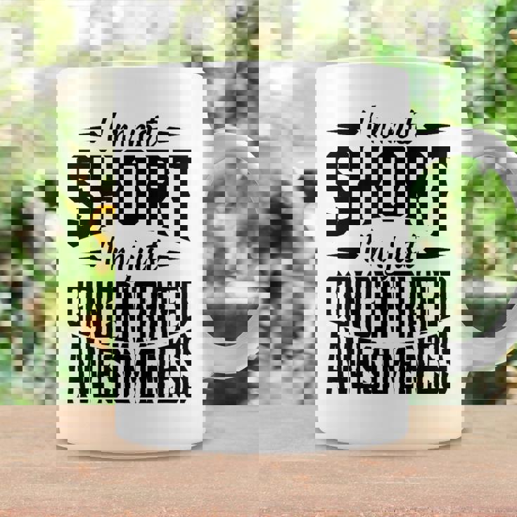 私は背が低いのではなくただ凝縮しているだけです素晴らしさ コーヒーマグ ギフトのアイデア