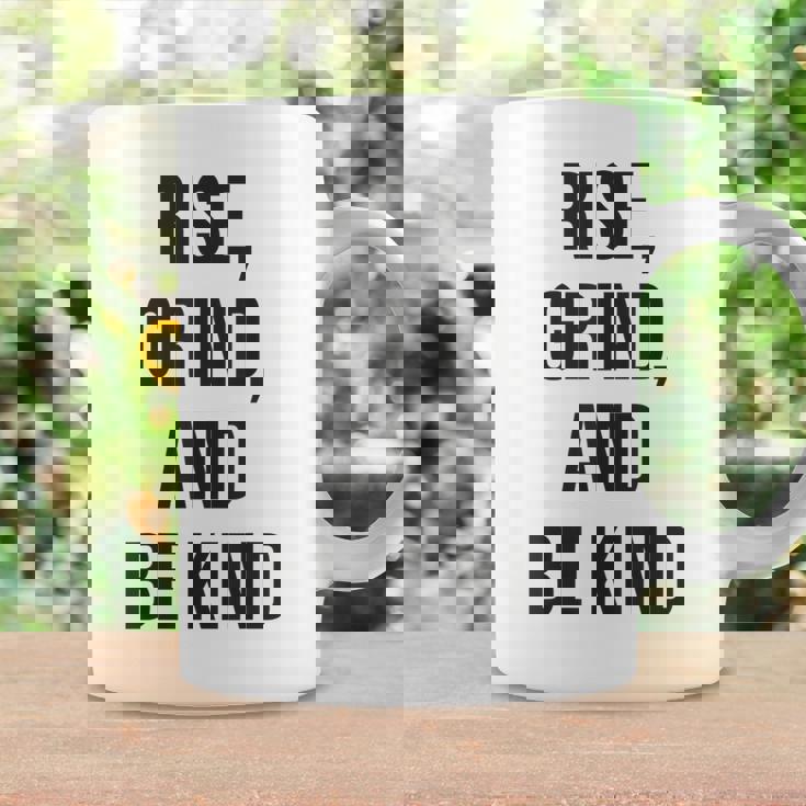 立ち上がって、頑張って、優しくして、ジム、ハッスル、成功、モチベーション コーヒーマグ ギフトのアイデア