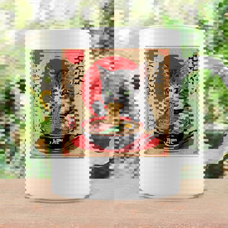 背中にラーメンを食べる緑色の目を持つ日本猫のデザイン。 コーヒーマグ ギフトのアイデア