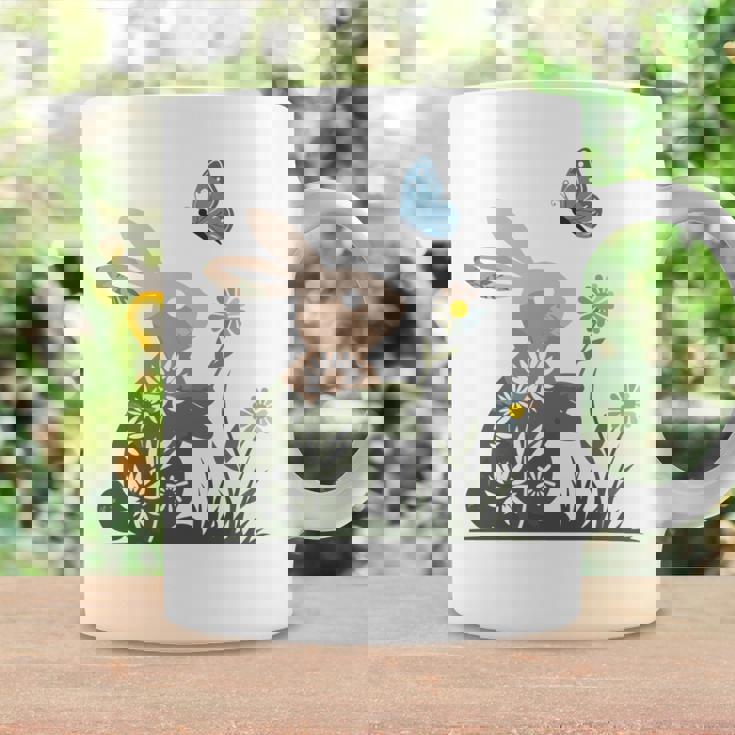 蝶のイースターとデイジーを保持している甘いウサギのウサギ 長袖tシャツ コーヒーマグ ギフトのアイデア