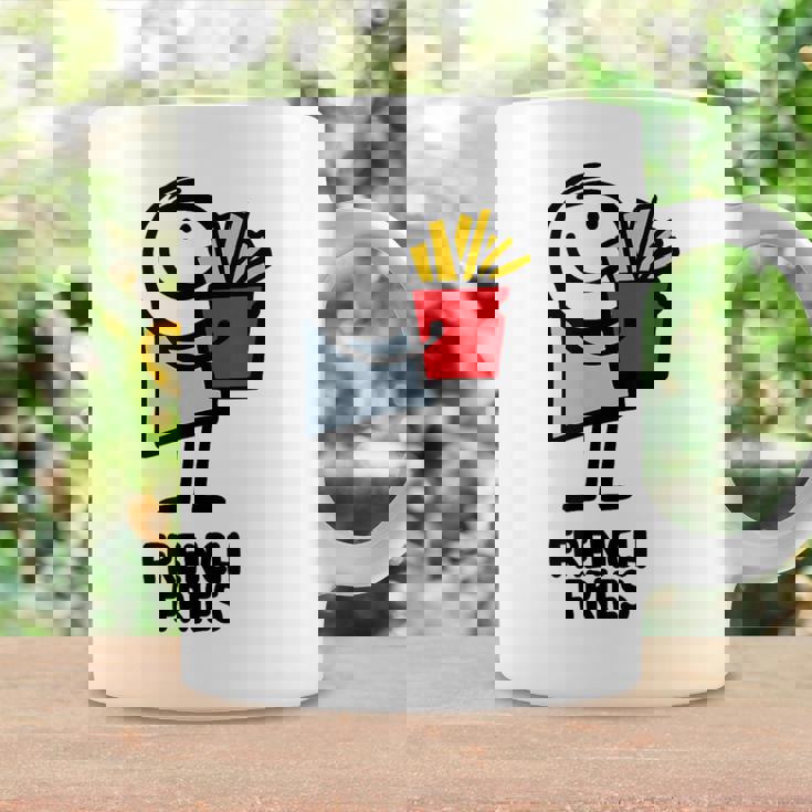 面白い漫画のキャラクターグラフィックが付いたクールでおいしいフライドポテト。 コーヒーマグ ギフトのアイデア