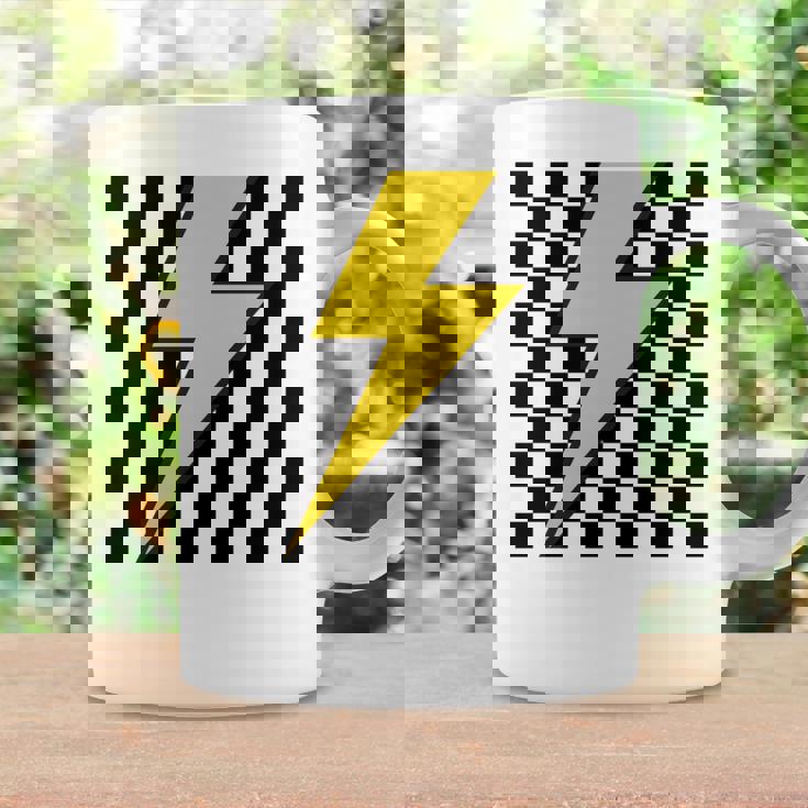 黄色の稲妻チェッカー審美的レーシング 長袖tシャツ コーヒーマグ ギフトのアイデア