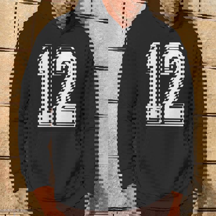 12番の前面と背面にホワイトのプリント。 パーカー ライフスタイル