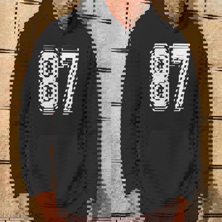 87番の前面と背面にホワイトのプリント。 パーカー ライフスタイル