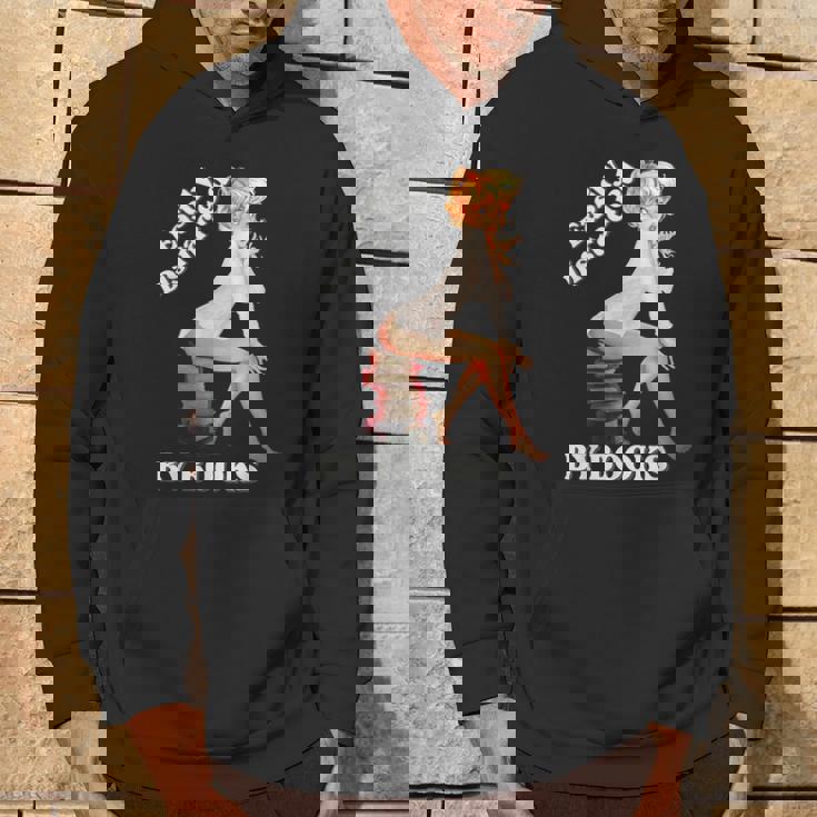 Easily-Distracted By Books ピンナップガール セクシーアニメ レトロアート パーカー ライフスタイル