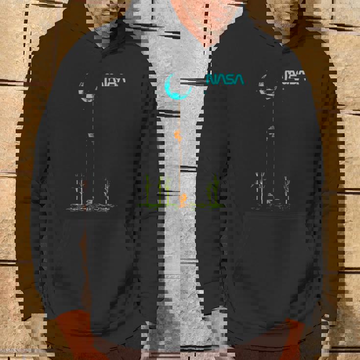 Nasaの宇宙飛行士がロープを登ってムーンワームのロゴを目指す パーカー ライフスタイル