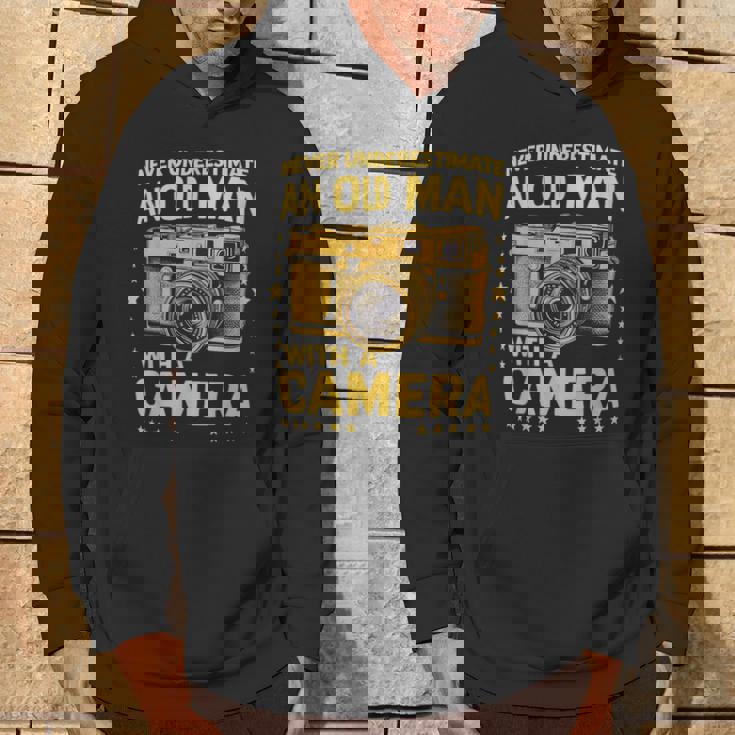 Never Underestimate An Old Man With A Camera レトロ ヴィンテージ パーカー ライフスタイル