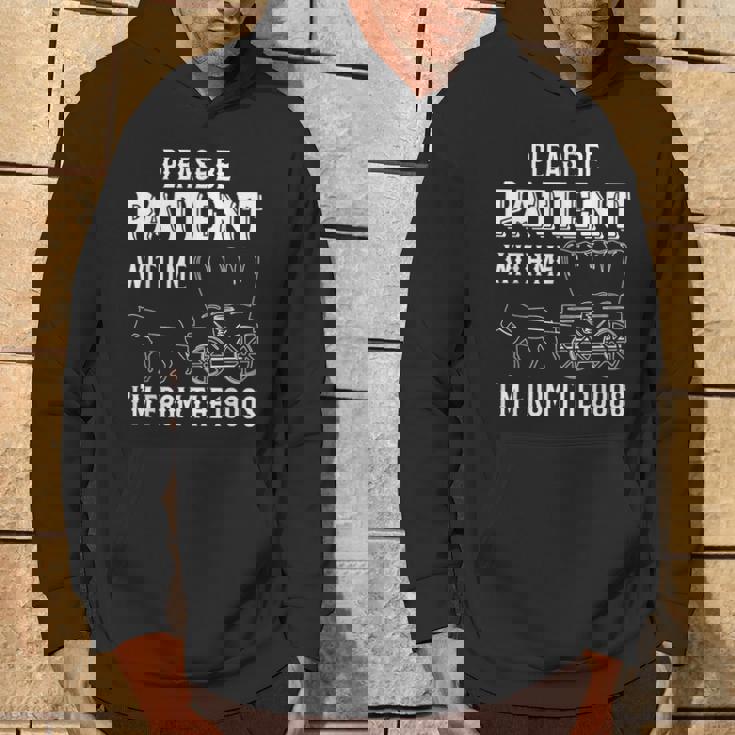 Please Be Patient With Me I'm From The 1900S 馬 パーカー ライフスタイル