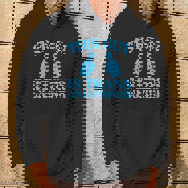 この男はトランスジェンダーで誇り高きトランスジェンダープライド二本指 パーカー ライフスタイル