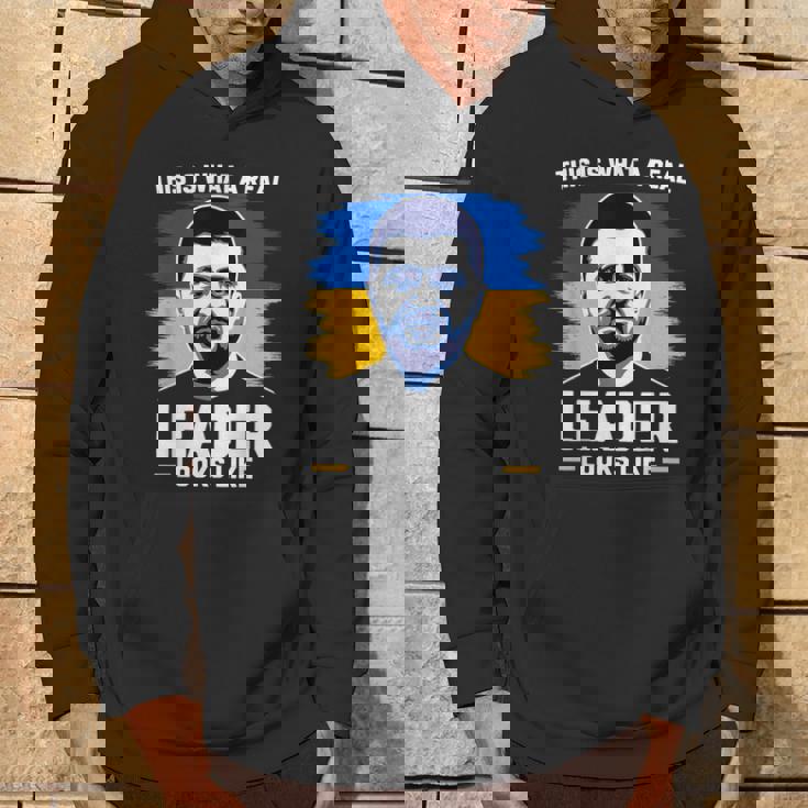 これが本当のリーダーがzelenskyをサポートしているように見えるものです。 パーカー ライフスタイル