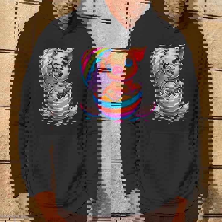 イースターエッグのかわいい赤ちゃん豚の漫画アート。 パーカー ライフスタイル