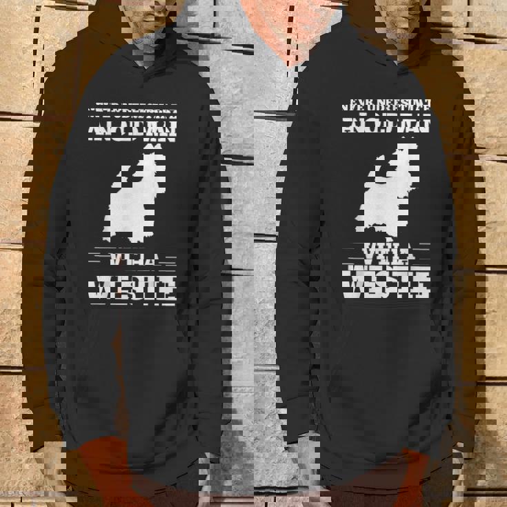 ウェスティ・ドッグを飼っている老人を決して過小評価しないでください パーカー ライフスタイル