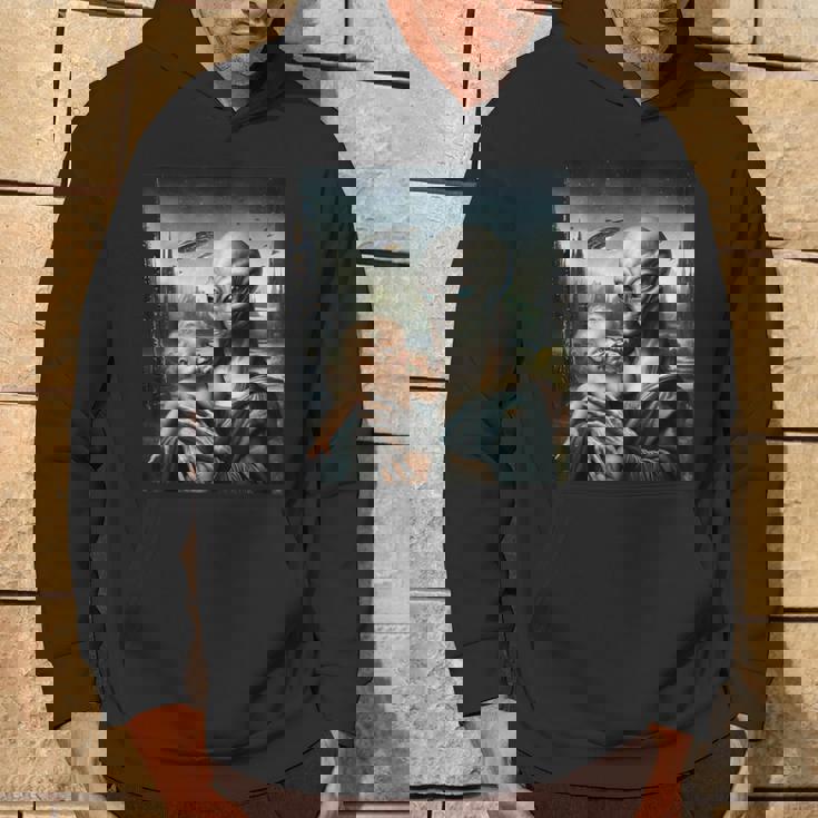 エイリアンホールディングヒューマンベイビーufo地球外接触tシャツ パーカー ライフスタイル