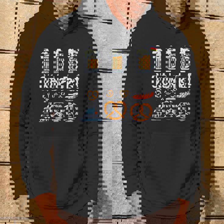 オクトーバーフェストをモチーフにしたビールジョッキ、ヴィースンのプレッツェル パーカー ライフスタイル