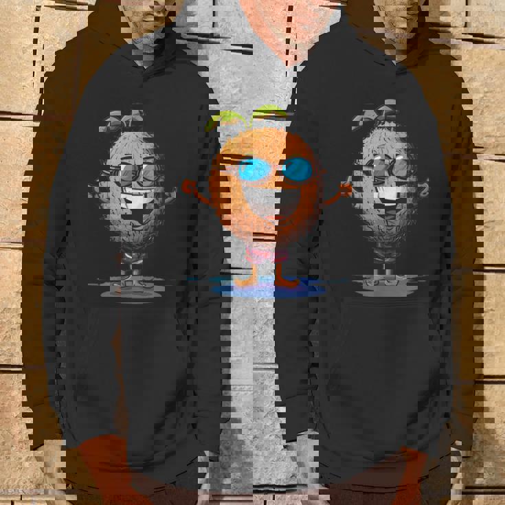 スイミングトランクとサングラスが付いた面白いココナッツ。 パーカー ライフスタイル