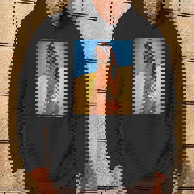 セクシーガールグラフィックtシャツ 「モダンピンナップガール&ウクライナ国旗」 パーカー ライフスタイル