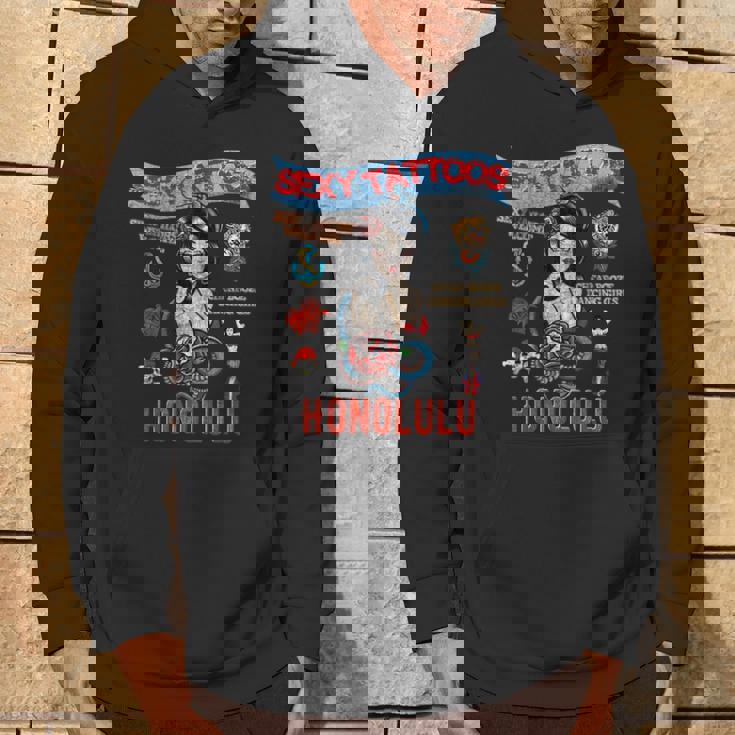 セーラー向けのタトゥーとセクシーガール。 パーカー ライフスタイル