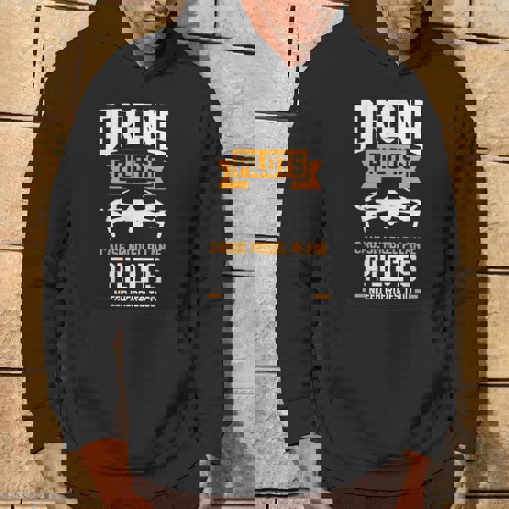 ドローンパイロットはモデル飛行機のパイロットのドローンを引き起こす パーカー ライフスタイル