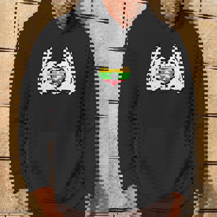 ハートを形作る漫画の手 ミャンマー国旗 パーカー ライフスタイル