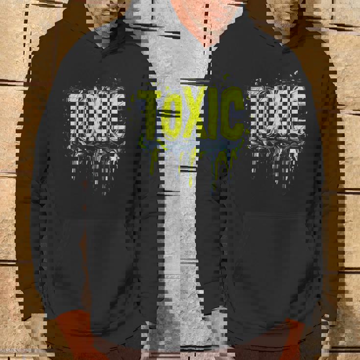 パワフルなエッジコスチュームのための大胆な有毒ステートメント。 パーカー ライフスタイル