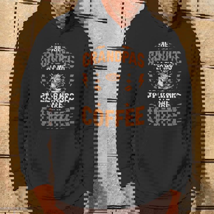 ビンゴをするおじいちゃんもいる本当のおじいちゃんがコーヒーを淹れる パーカー ライフスタイル