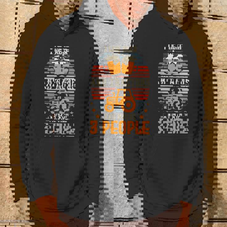 ビールとトラクターが好きで、たぶん3人で農作業をしています。 パーカー ライフスタイル