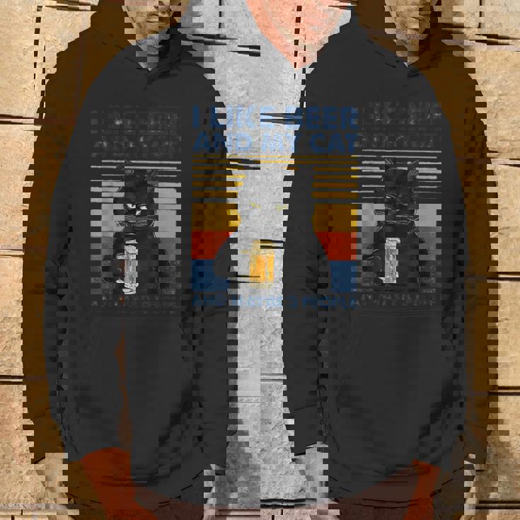 ビール好きで猫が手にビールを飲んでビール友達を応援 パーカー ライフスタイル