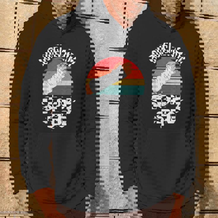 ブロークン・アーム・ストーリー $10 手の怪我 手首 面白い ヴィンテージ パーカー ライフスタイル