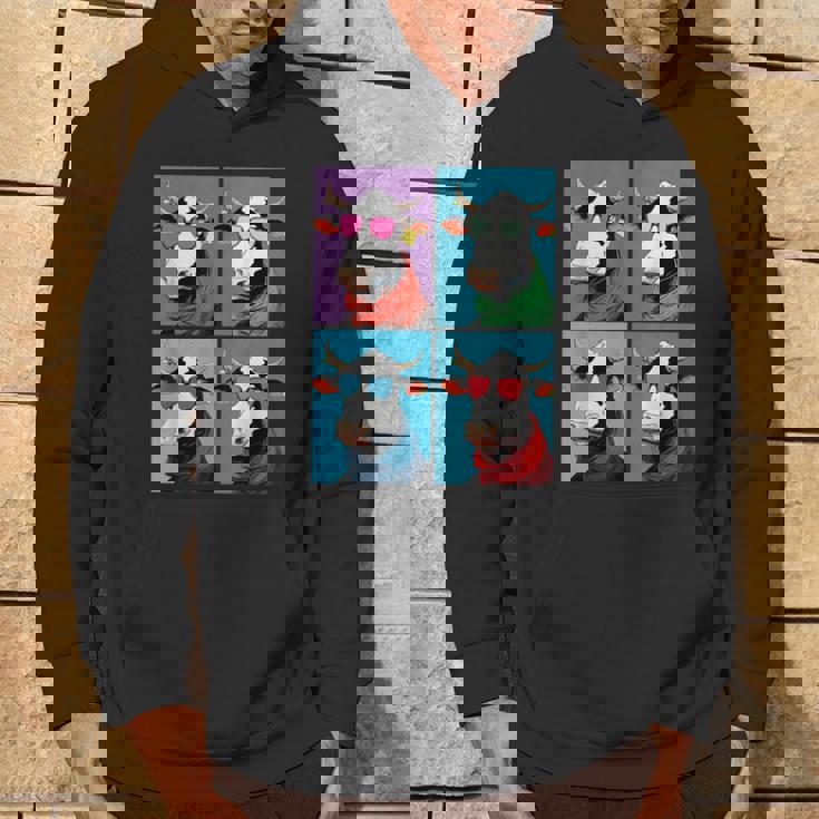 不機嫌そうな牛、エッジの効いた牛のグラフィックデザイン 牛好き向け パーカー ライフスタイル