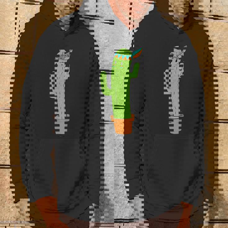 先住民のサボテンと頭飾りと羽 パーカー ライフスタイル