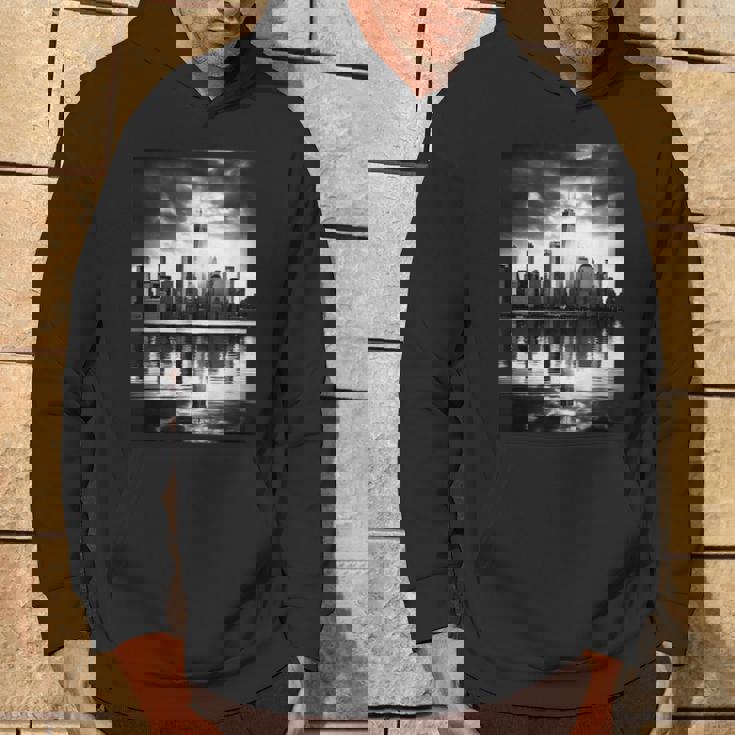 反射写真付き都市のモノクロ写真 パーカー ライフスタイル