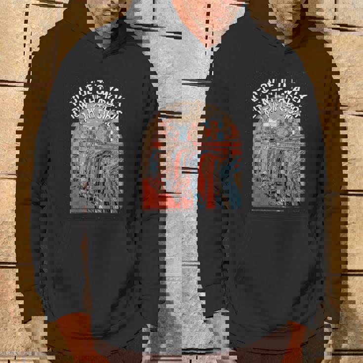 古着屋の通路を歩く面白い古着愛好家 パーカー ライフスタイル