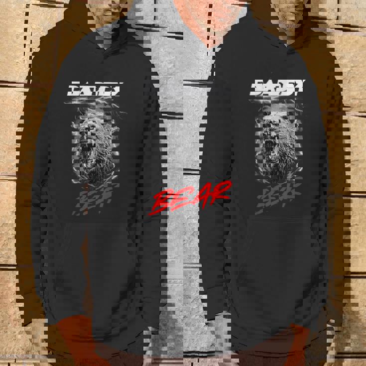 子グマを守る自慢のパパベア パーカー ライフスタイル