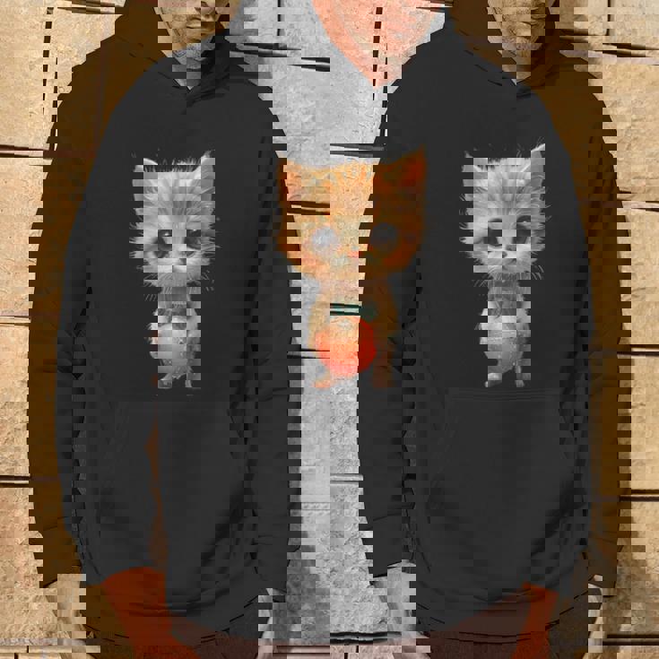 子猫、茶トラ、かわいい、おもしろい、癒し、ビーチ、ボール、砂浜、夏、海、ビーチボール、可愛い パーカー ライフスタイル