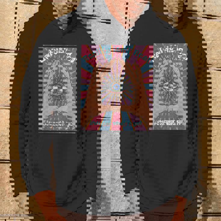 手、三角形、すべてが見える目を持つイルミナティデザイン。 パーカー ライフスタイル