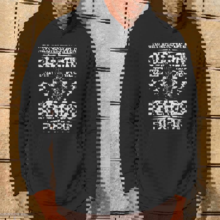 楽しみのために剣道をする老人を決して過小評価しないでください。 パーカー ライフスタイル