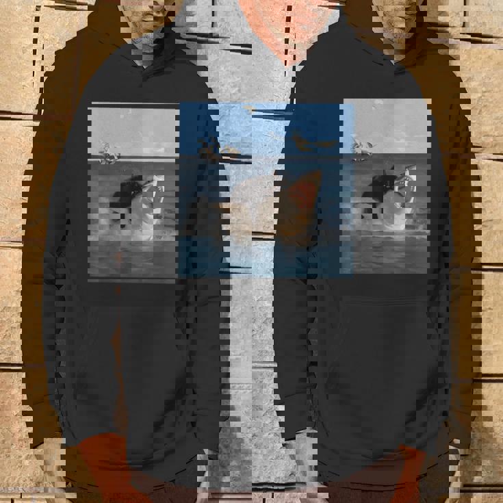 猫を噛むサメの面白いアートと猫好きの面白い猫とサメ。 パーカー ライフスタイル