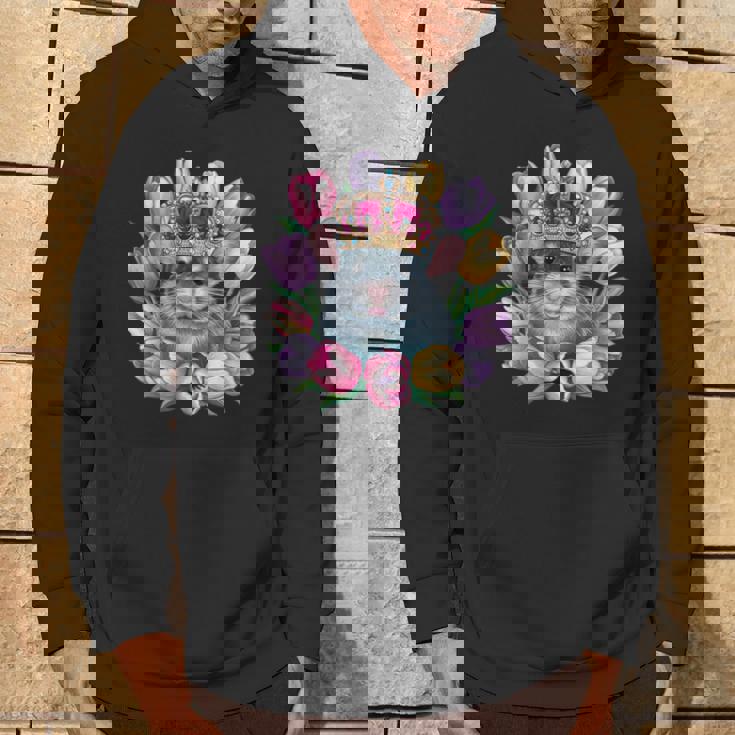 王冠とカラフルなチューリップを持つかわいいチンチラ パーカー ライフスタイル