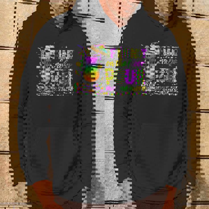 私が床にいないなら、マルディグラ（2025）をもう一杯注いでください パーカー ライフスタイル