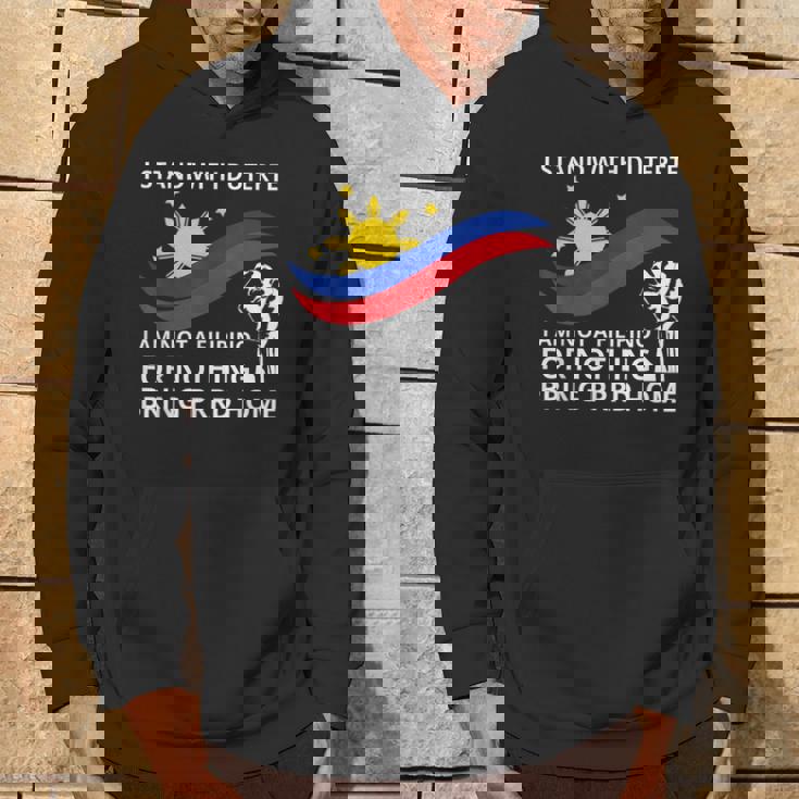 私はドゥテルテのtシャツを着て立っています。私は何の役にも立たないフィリピン人ではありません パーカー ライフスタイル