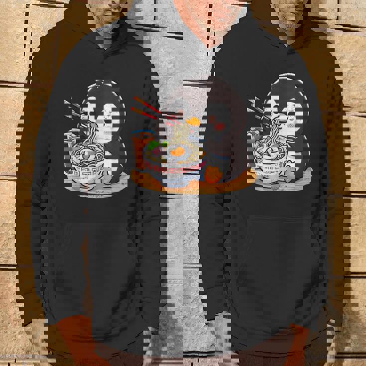 箸でラーメンを食べるかわいいペンギン パーカー ライフスタイル