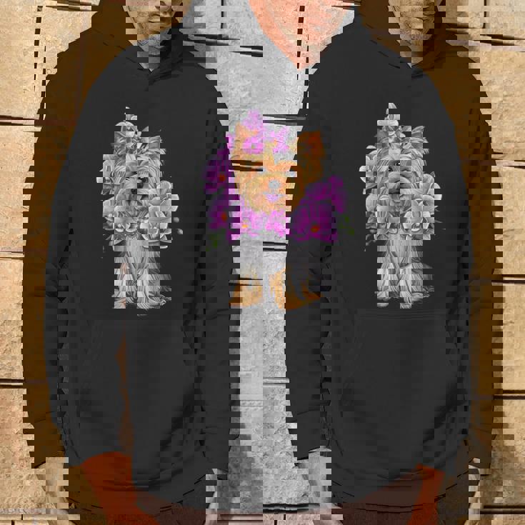 花を持つヨークシャー テリア パーカー ライフスタイル