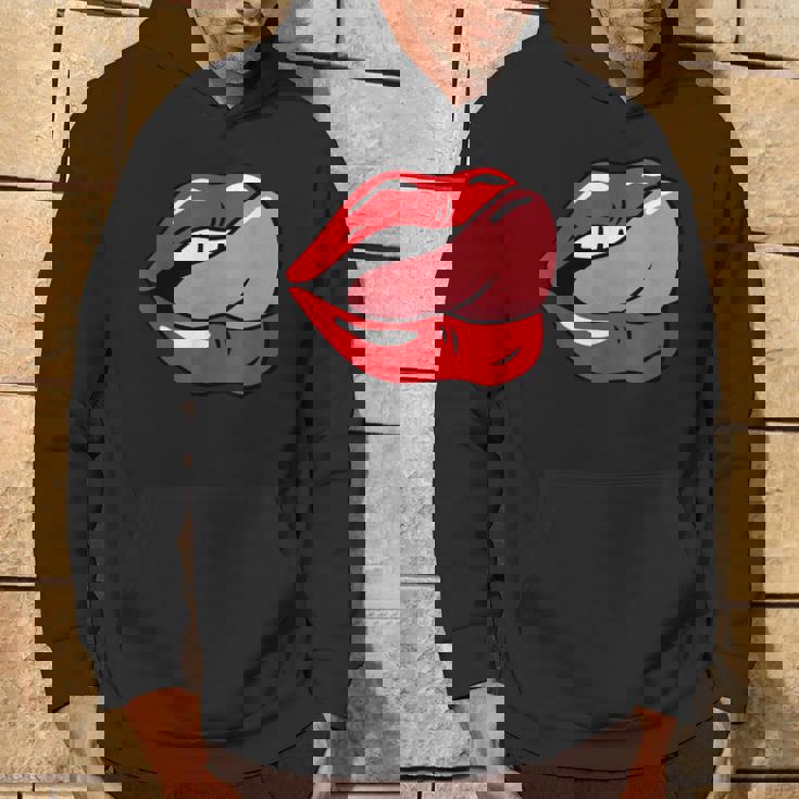 赤い唇を舐めるロックンロールグラフィック。 パーカー ライフスタイル