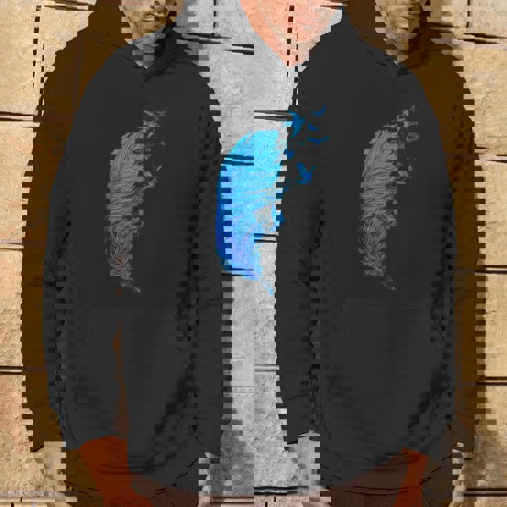 青い羽と鳥が飛んでいる青い羽 キュートでスタイリッシュ パーカー ライフスタイル