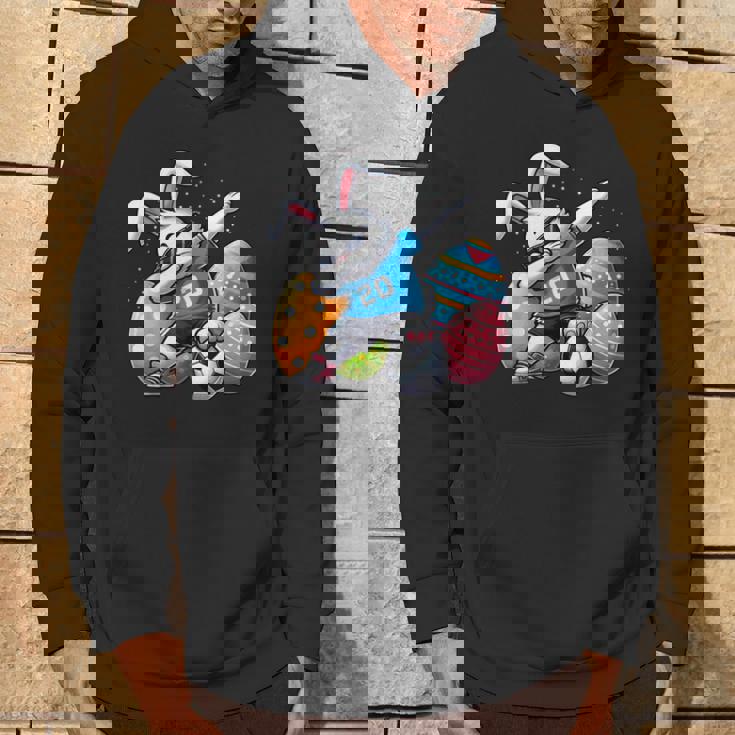 面白いイースターバニーとサッカーボールで軽くたたくイースターバニー。 パーカー ライフスタイル