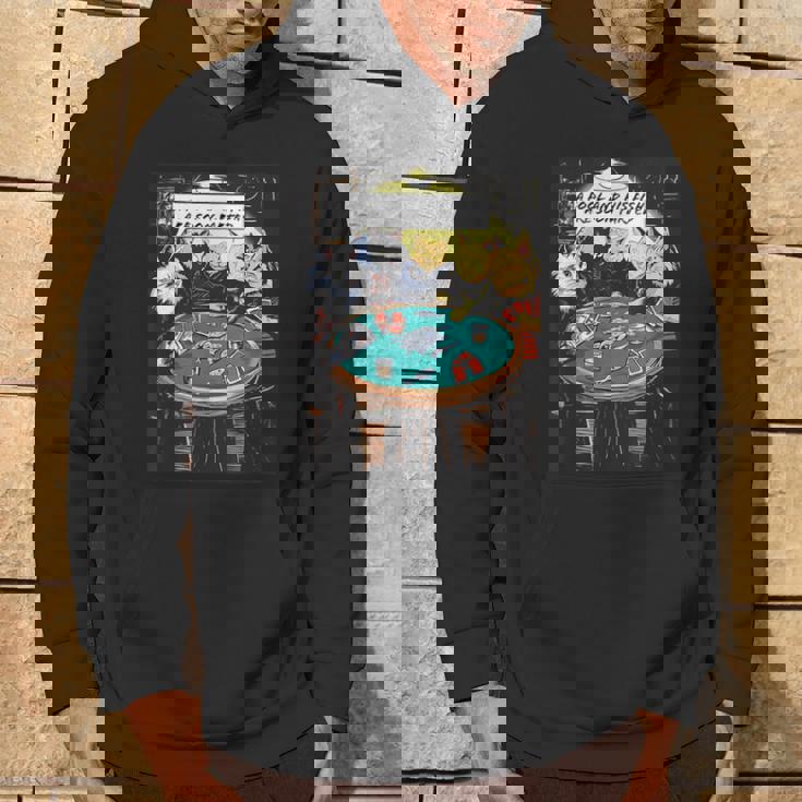 面白い猫のグラフィックプレイの猫ポーカープレイヤーは深刻なポーカーをプレイします パーカー ライフスタイル