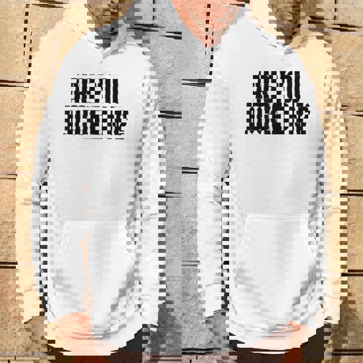 Are You Locked In モチベーションを高めるオールキャップブラックテキストデザイン パーカー ライフスタイル