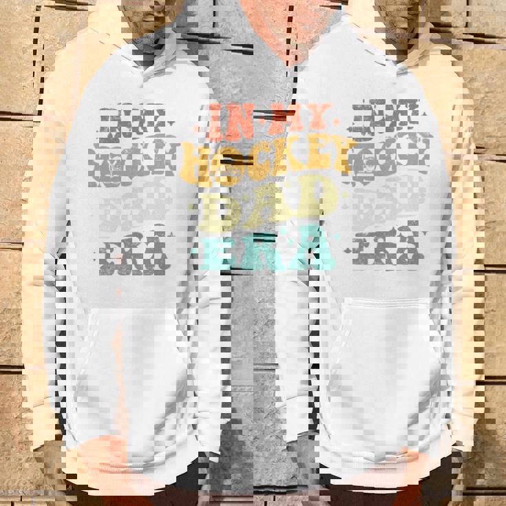 In My Hockey Dad Era ファニーホッケーお父さん ヴィンテージ 父の日 長袖tシャツ パーカー ライフスタイル