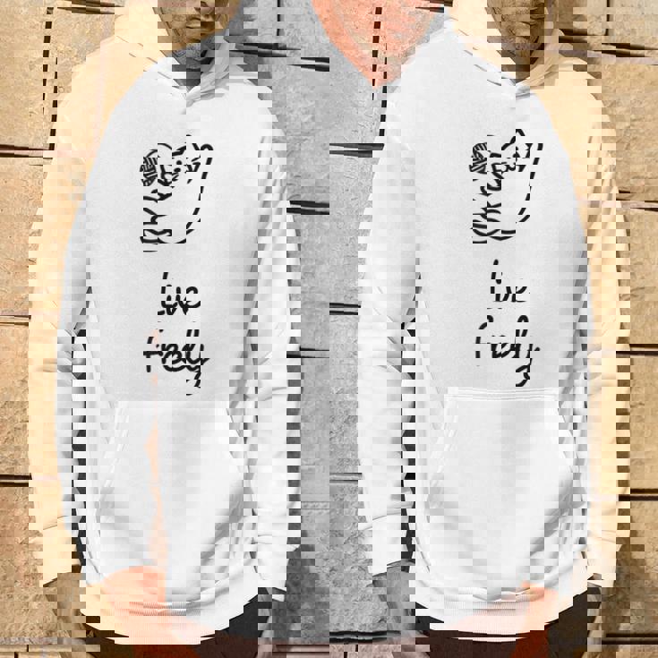 Live Freely パーカー ライフスタイル