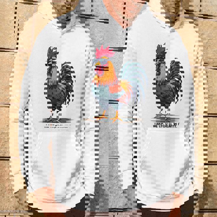 サングラスをかけた姿勢のクールな雄鶏。 パーカー ライフスタイル